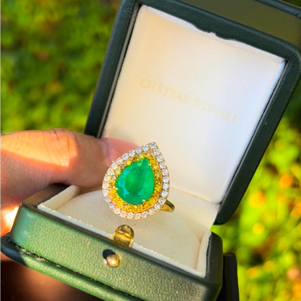 6 cts colombian emerald and diamonds ring in 18k gold